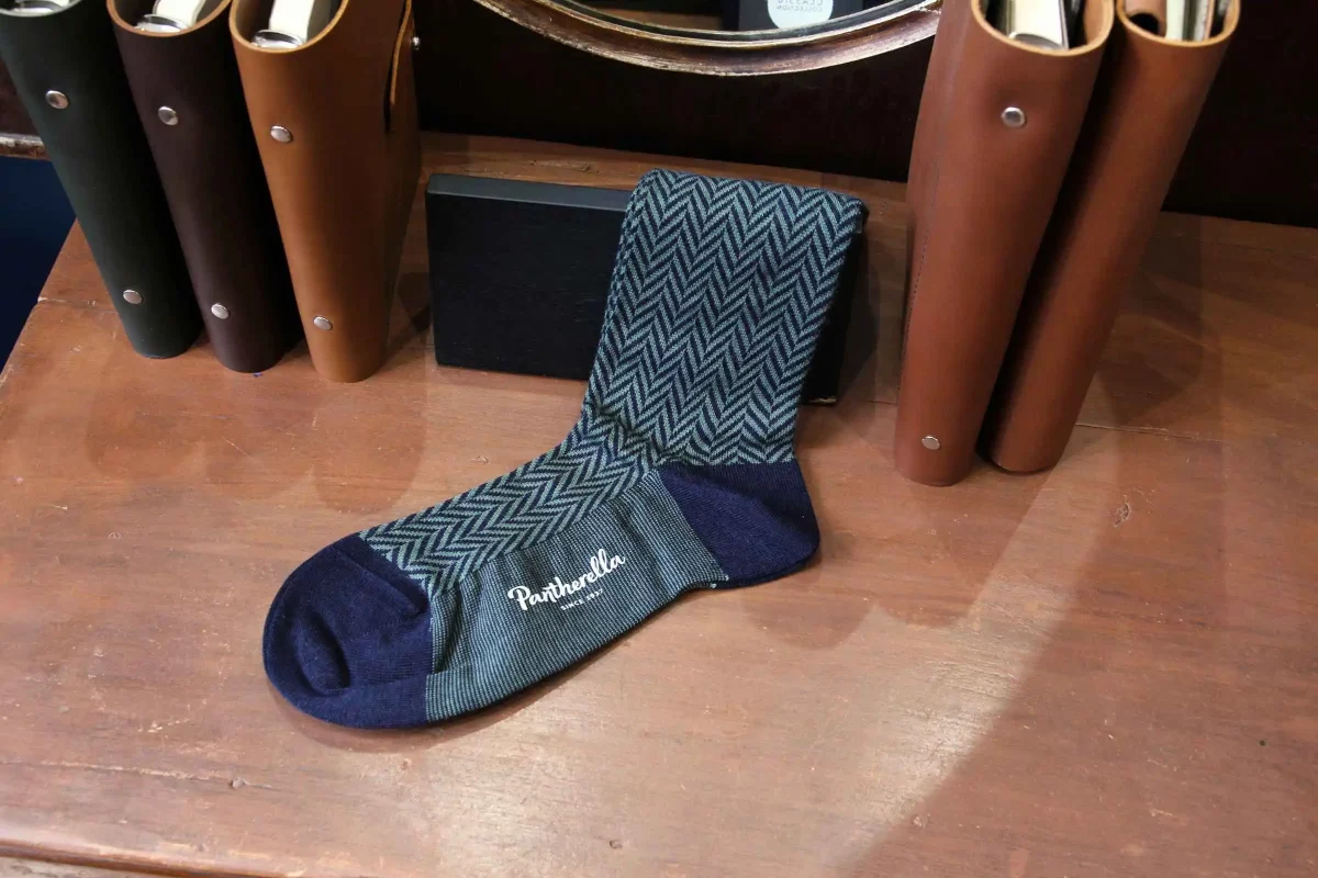 Pantherella_chaussettes_hedon_navy_leaf_2