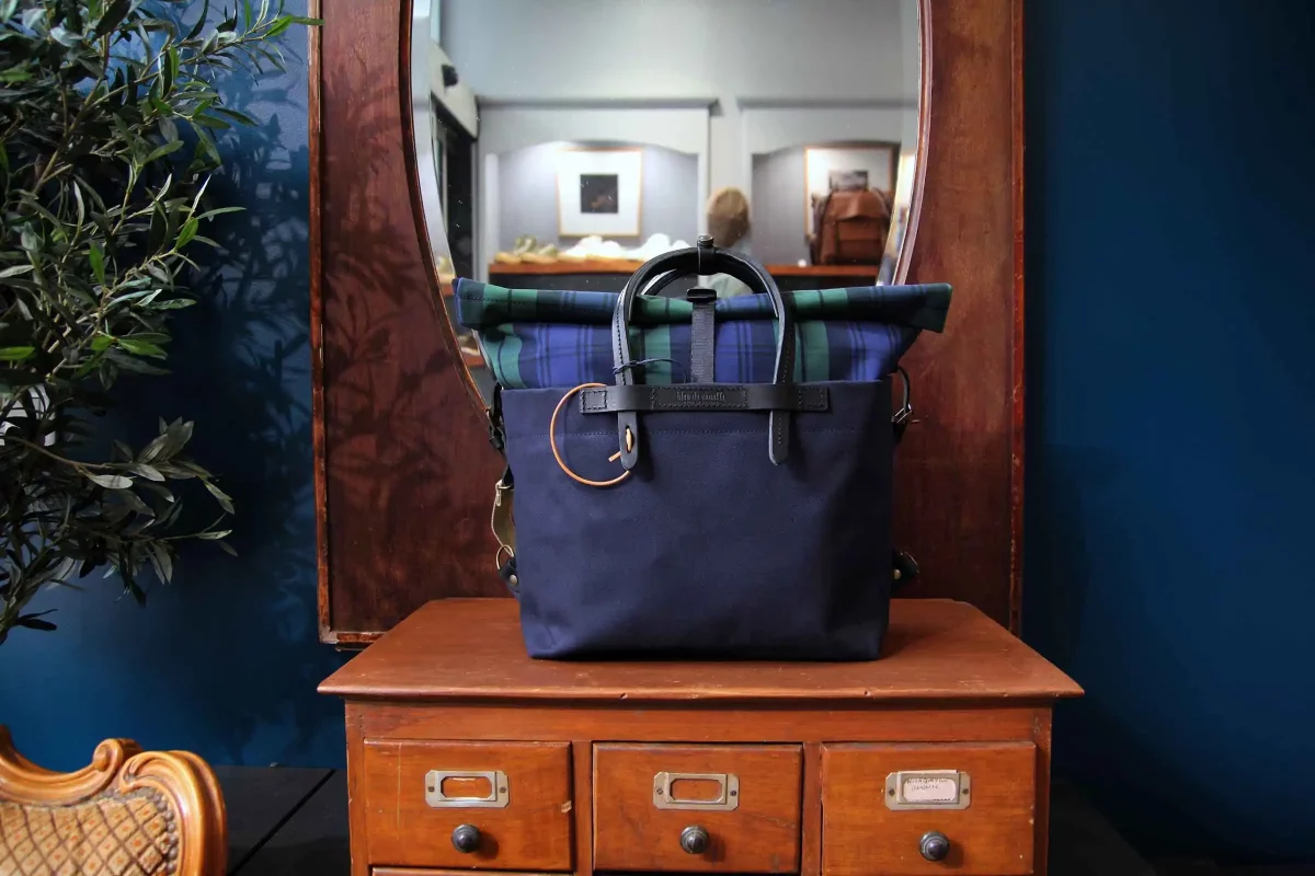 BLEU_DE_CHAUFFE_sac_business_woody_navy_tartan_1