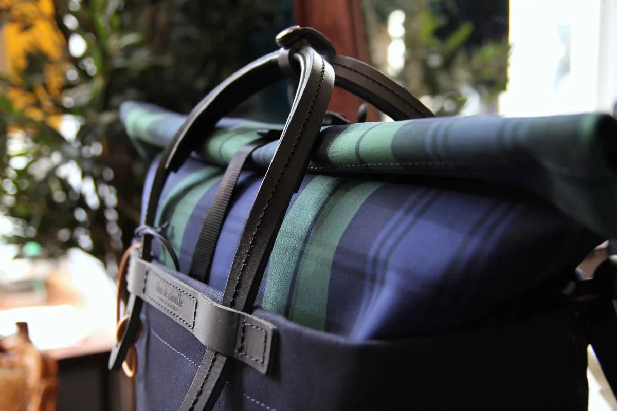 BLEU_DE_CHAUFFE_sac_business_woody_navy_tartan_2