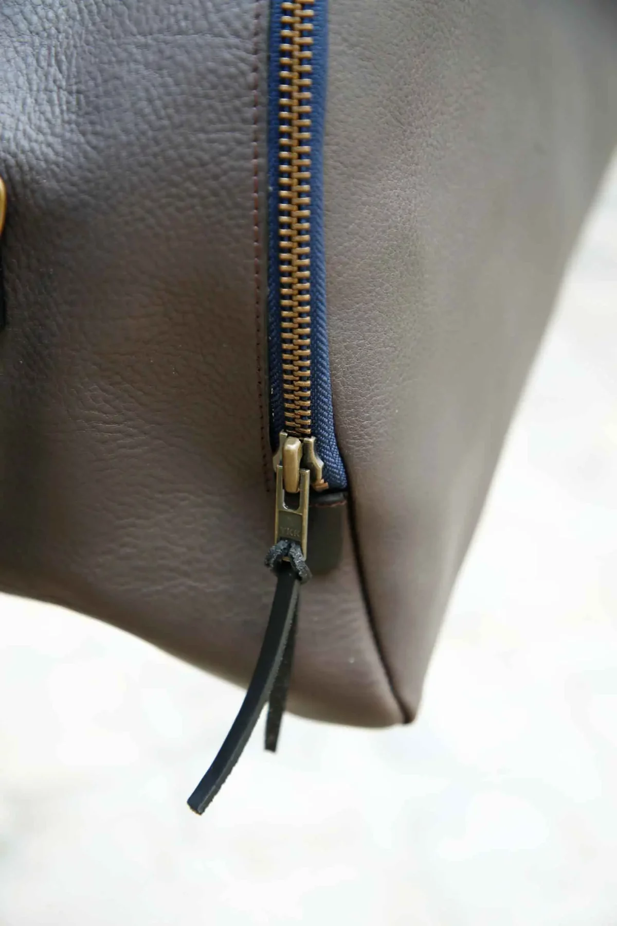 BLEU_DE_CHAUFFE_sac_de_voyage_bowling_gris_4