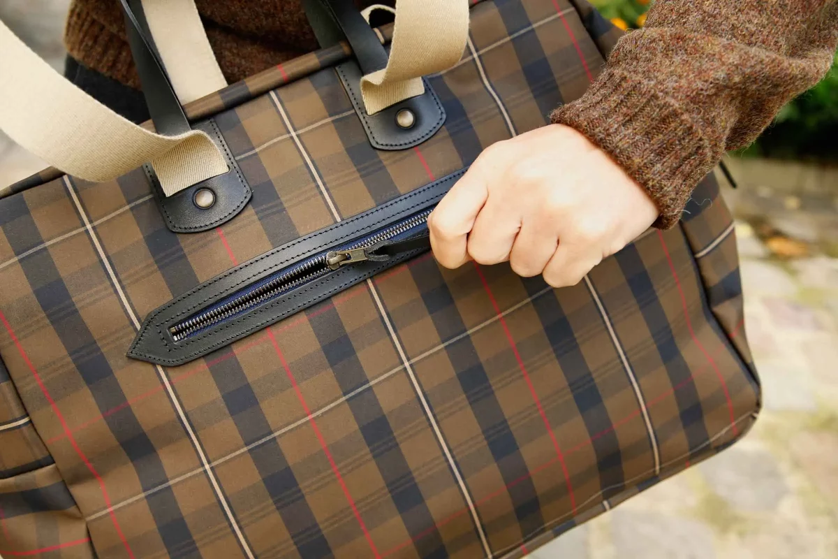 BLEU_DE_CHAUFFE_sac_de_voyage_missak_tartan_marron_4