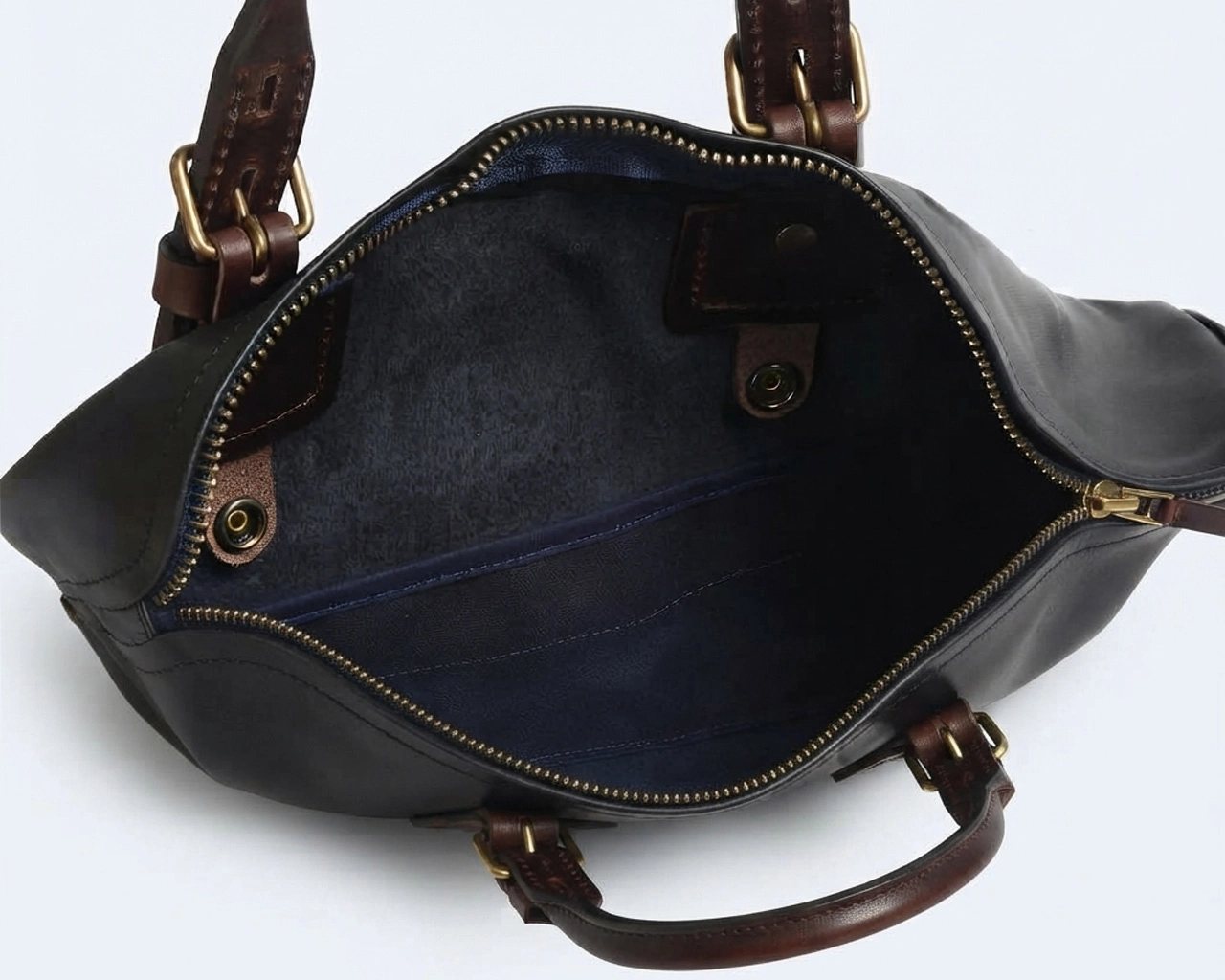 dukestoreparis_bleu_de_chauffe_sac_de_voyage_hobo_cuir_liscio_noir_04