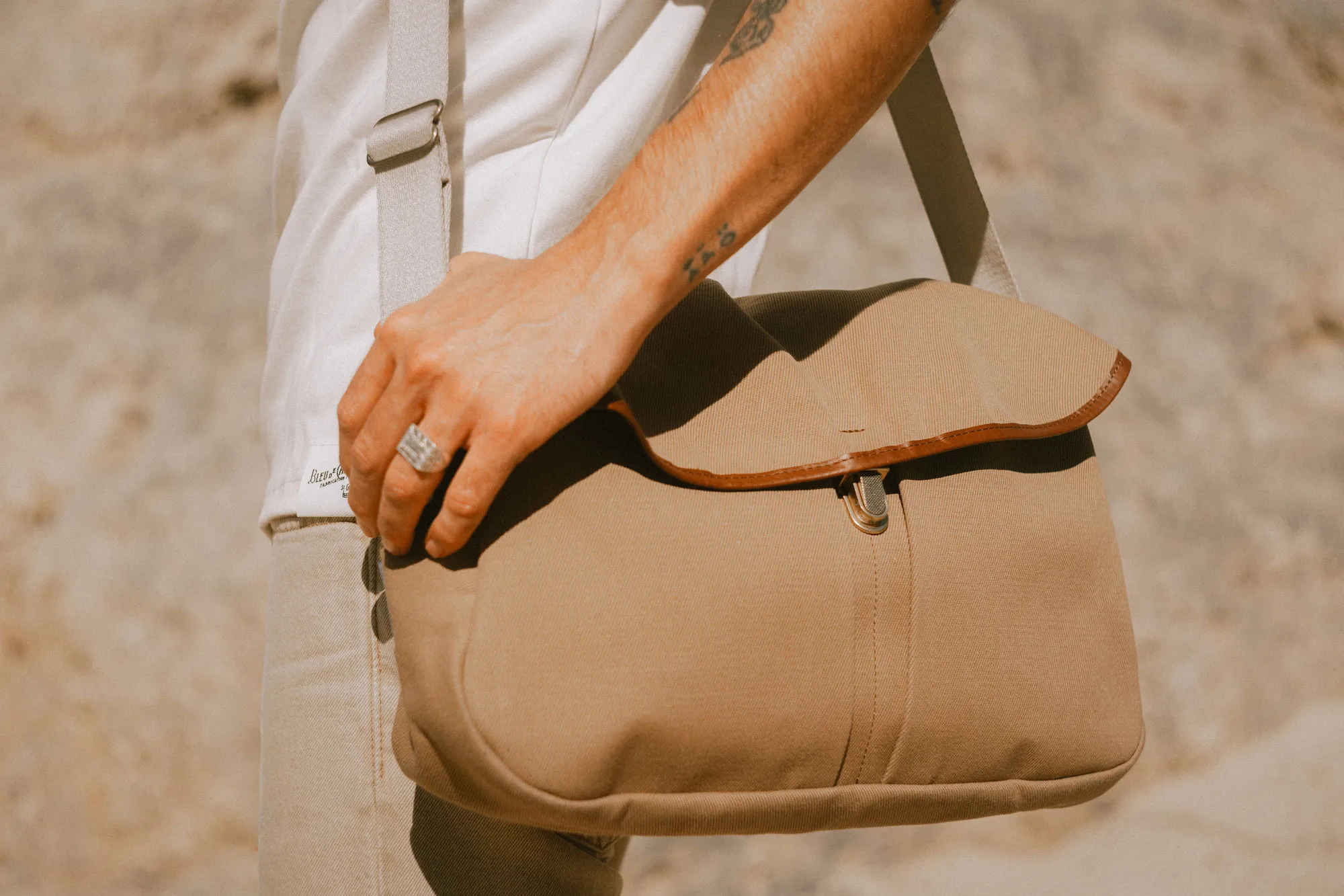dukestoreparis_bleu_de_chauffe_sac_musette_Leon_toile_camel_02